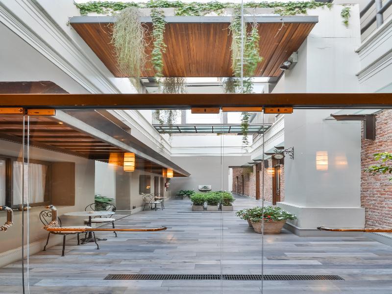 Azur Real Boutique & Hotel